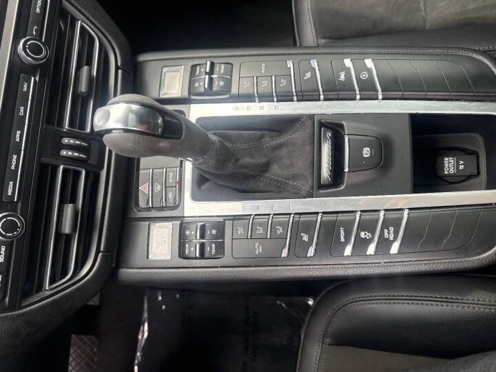 2021 Porsche Macan - Image 11 of 16