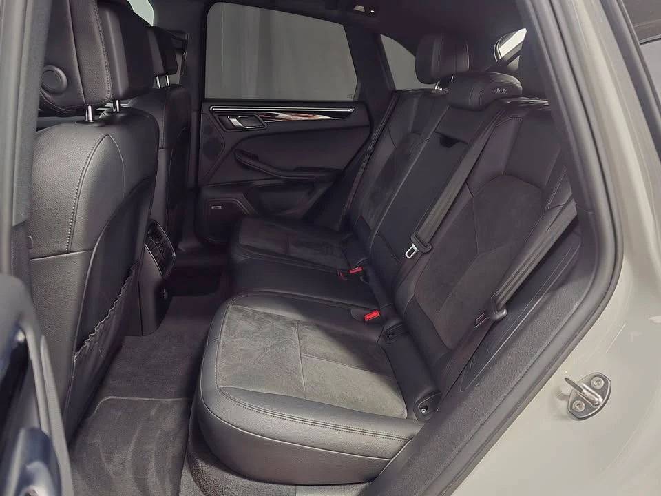 2021 Porsche Macan - Image 19 of 20