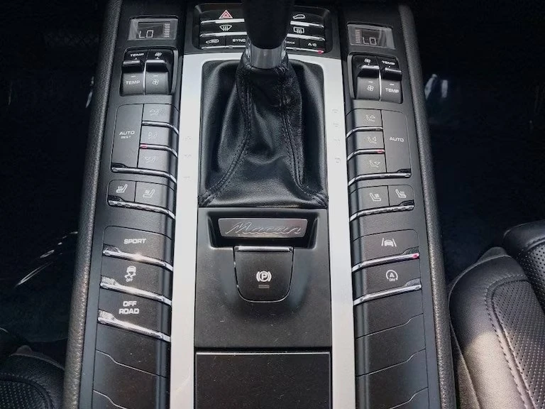 2021 Porsche Macan - Image 12 of 16