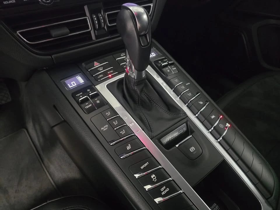 2021 Porsche Macan - Image 16 of 20
