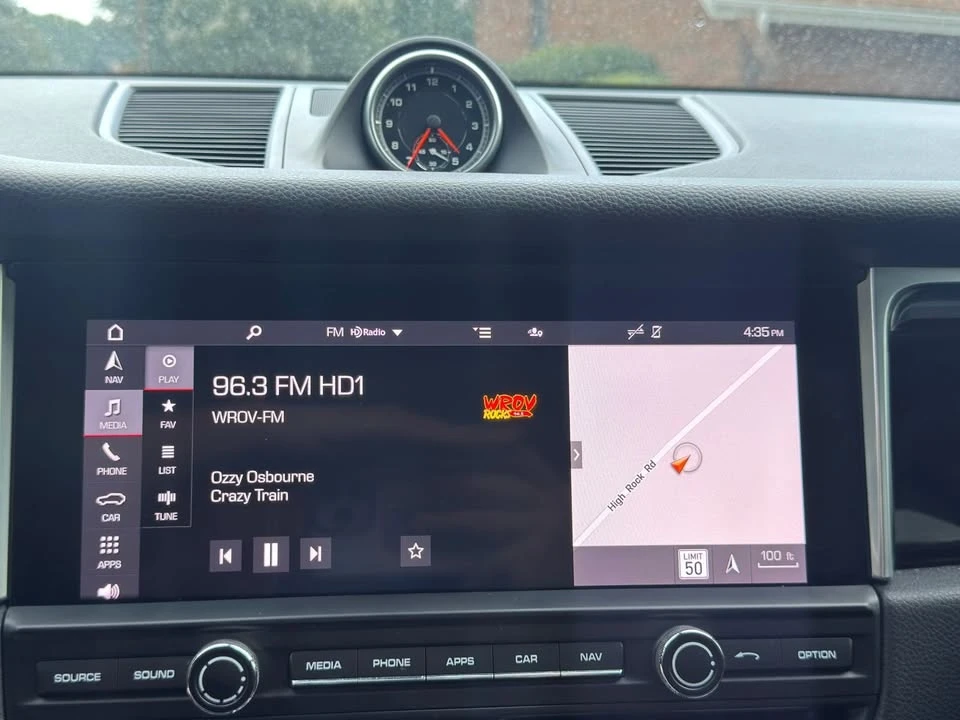 2021 Porsche Macan - Image 18 of 20