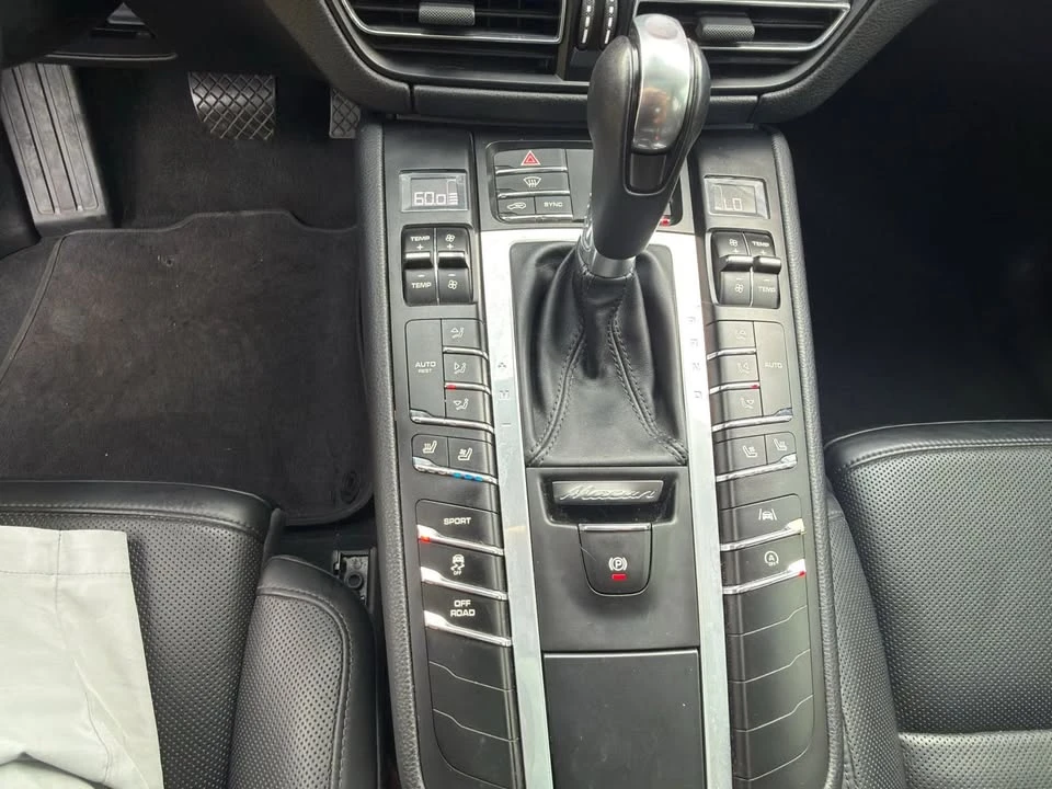 2021 Porsche Macan - Image 16 of 20