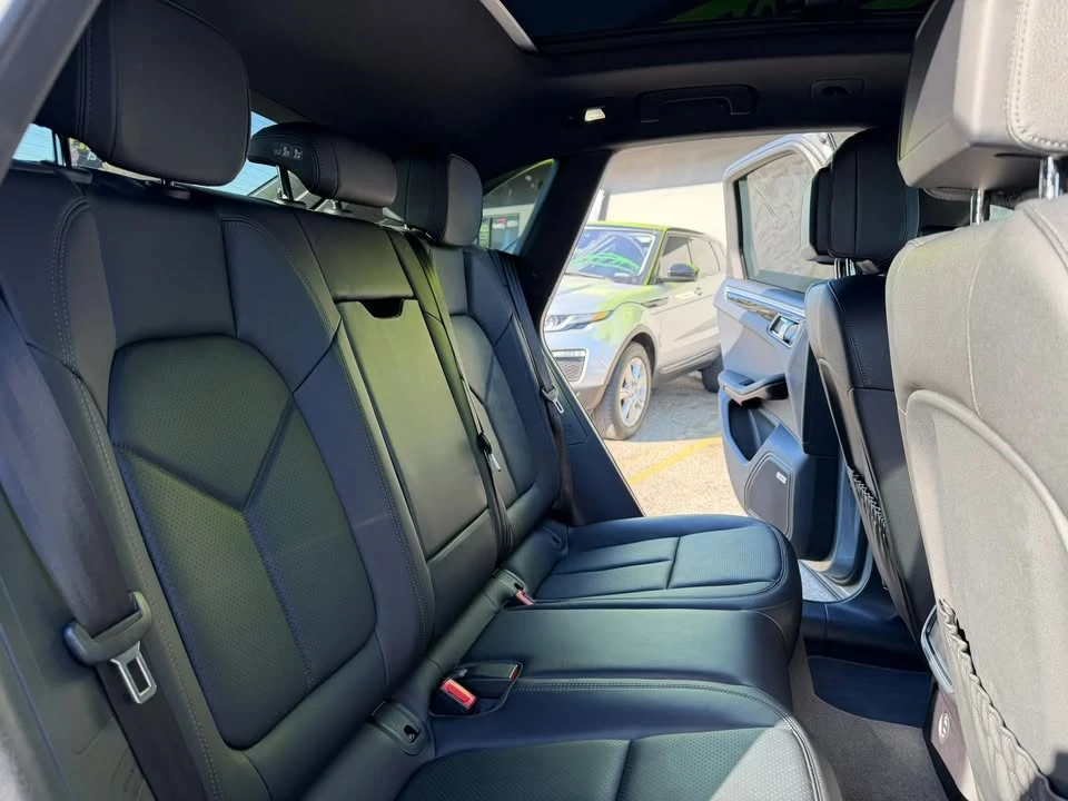 2021 Porsche Macan - Image 17 of 20