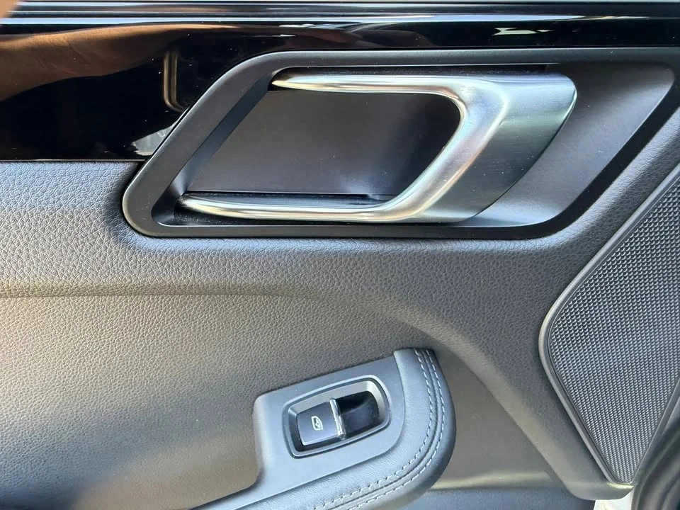 2021 Porsche Macan - Image 16 of 20