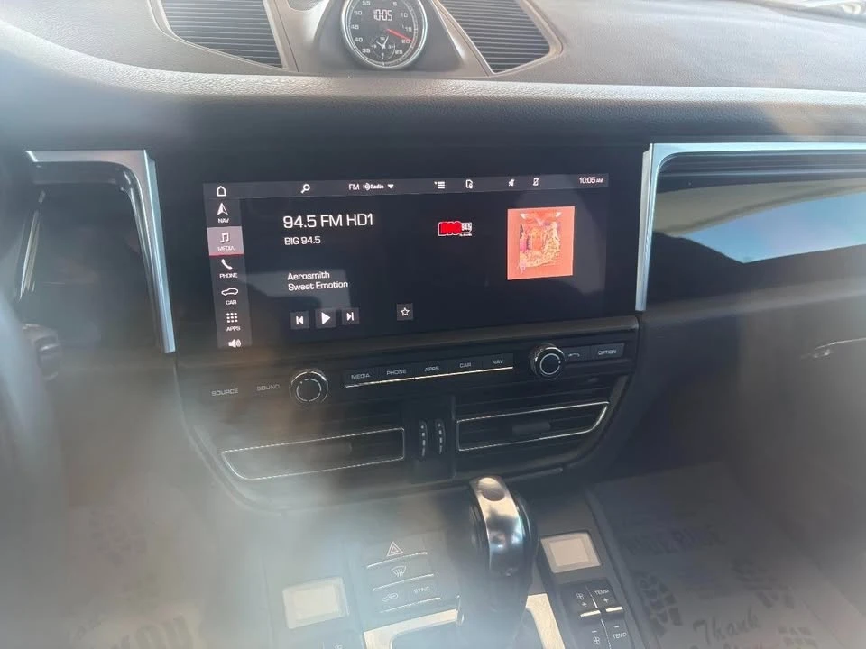 2021 Porsche Macan - Image 9 of 10