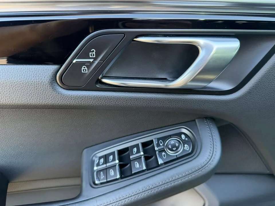 2021 Porsche Macan - Image 14 of 20