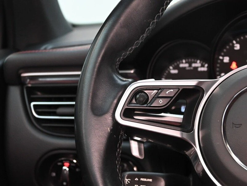 2021 Porsche Macan - Image 18 of 20
