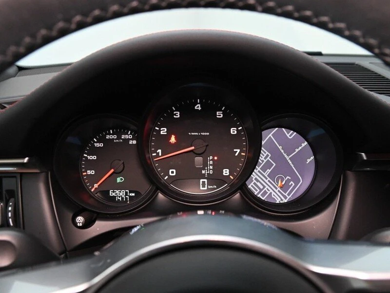 2021 Porsche Macan - Image 16 of 20