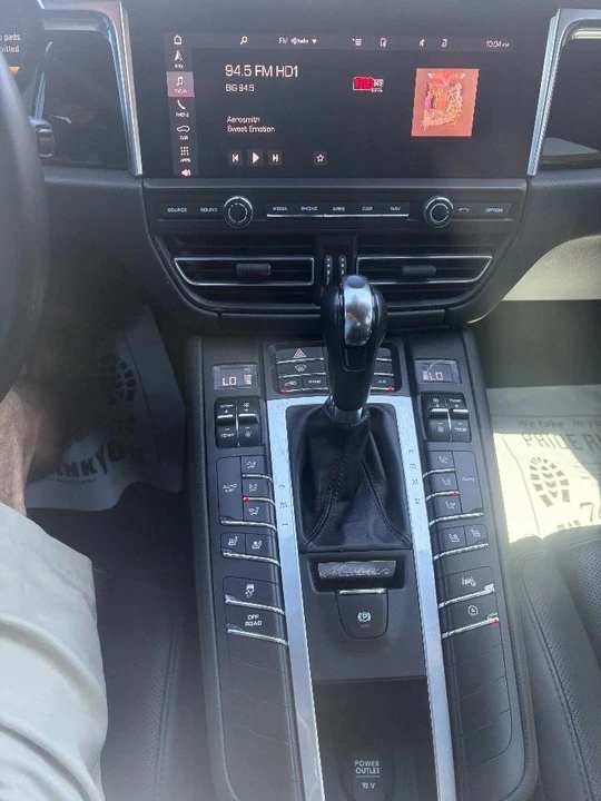2021 Porsche Macan - Image 7 of 10