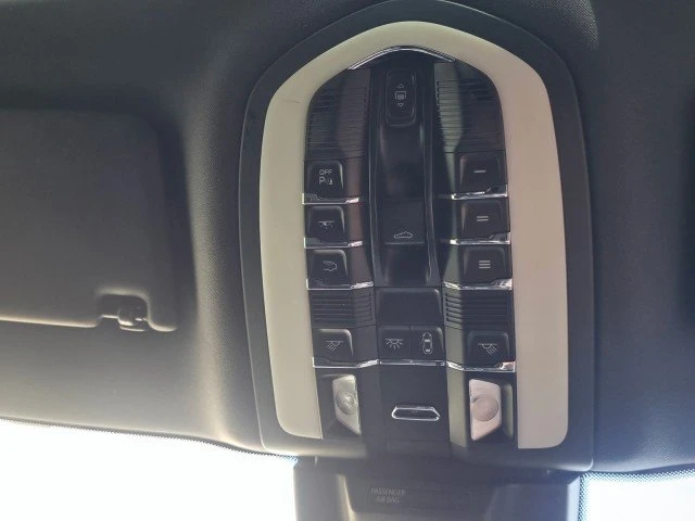 2021 Porsche Macan - Image 18 of 20