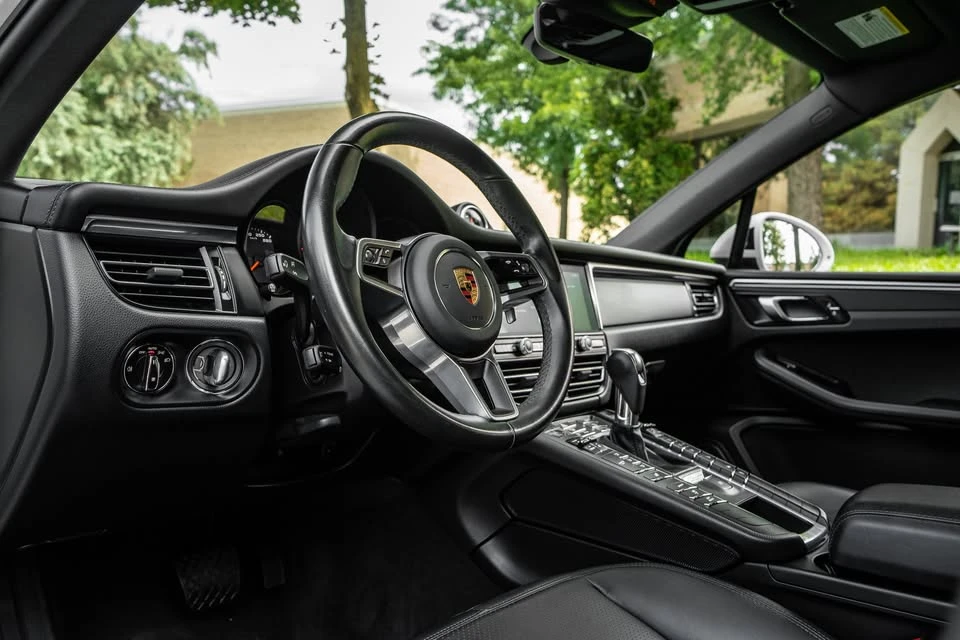 2021 Porsche Macan - Image 17 of 20