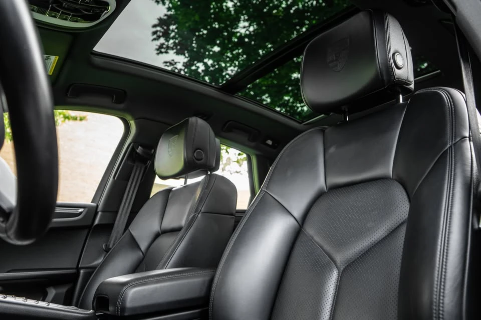 2021 Porsche Macan - Image 18 of 20