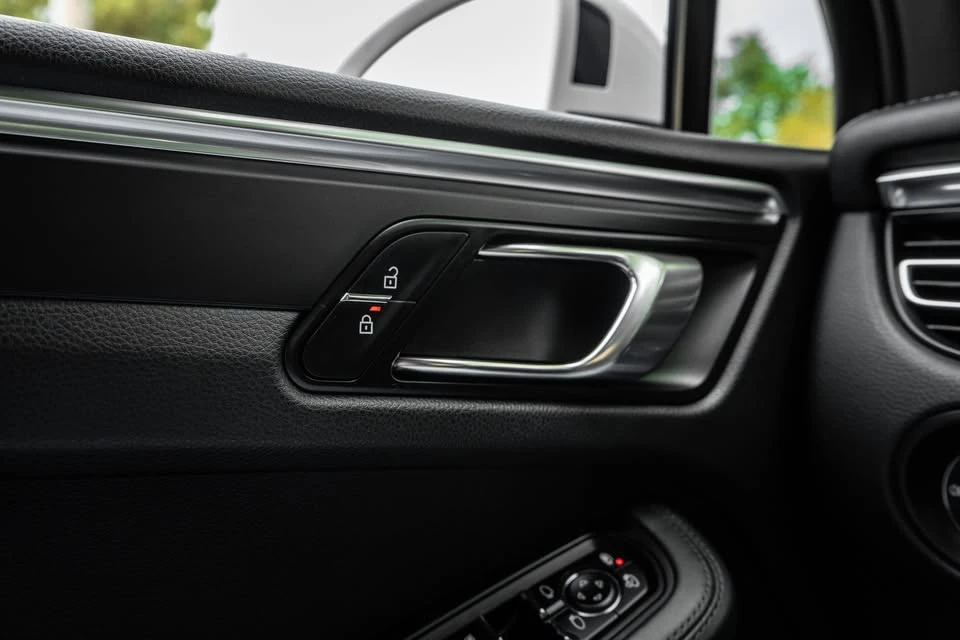 2021 Porsche Macan - Image 15 of 20
