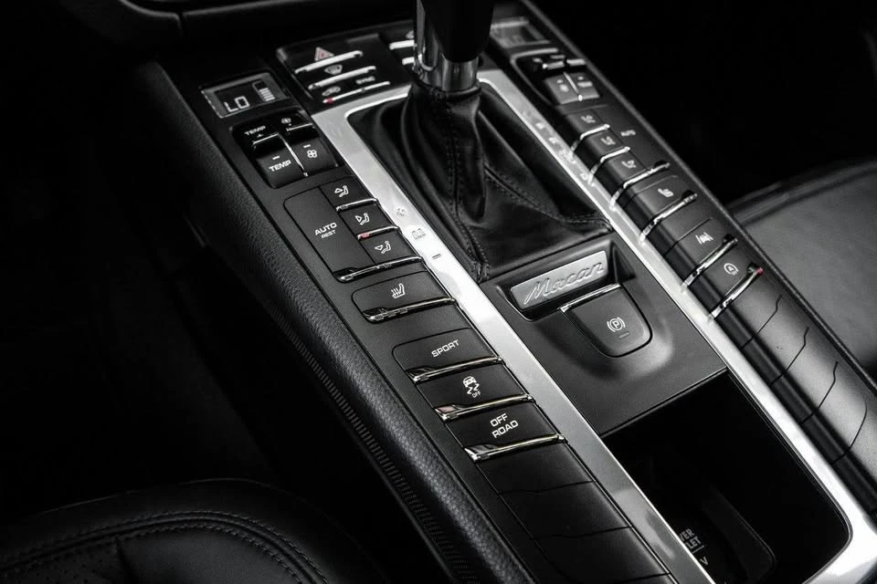 2021 Porsche Macan - Image 18 of 19