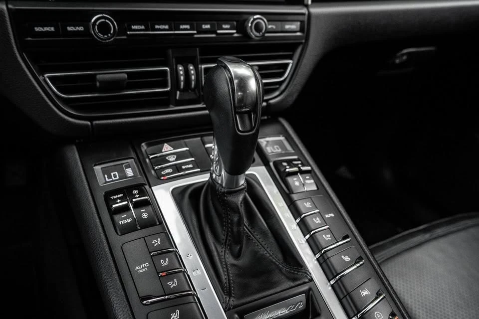 2021 Porsche Macan - Image 17 of 19
