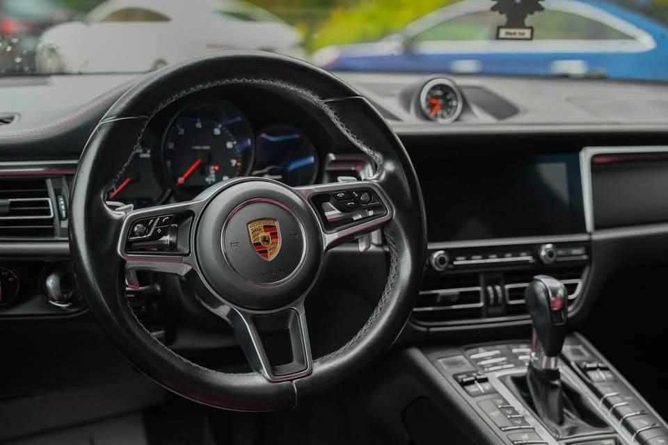 2021 Porsche Macan - Image 16 of 19