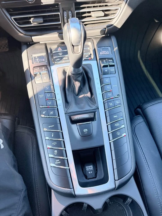 2021 Porsche Macan - Image 12 of 14