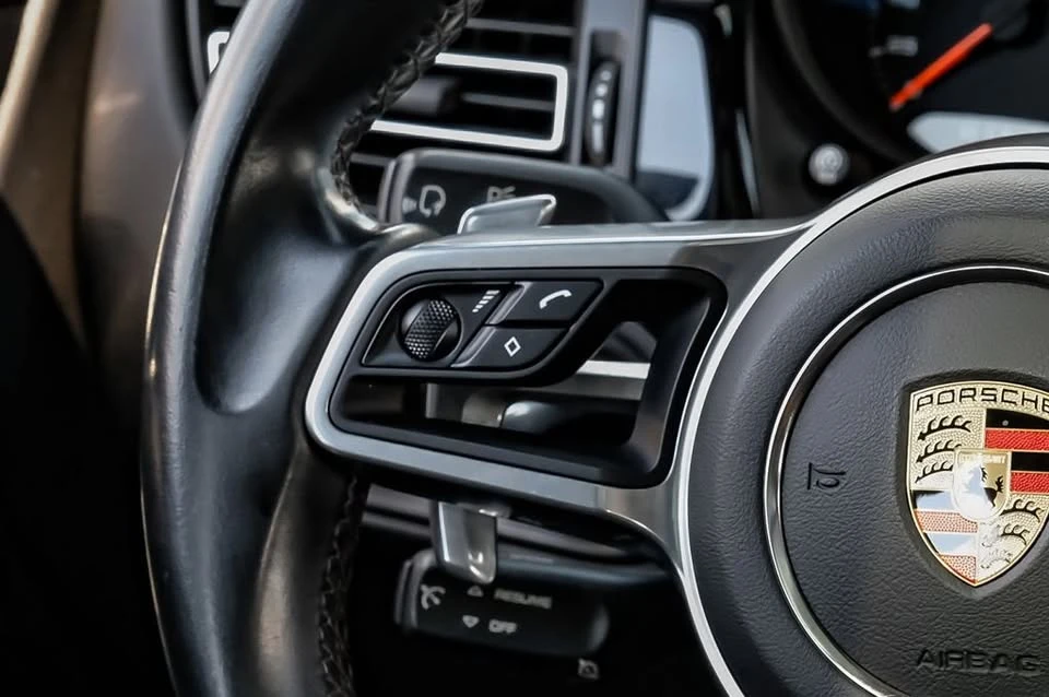 2021 Porsche Macan - Image 16 of 20