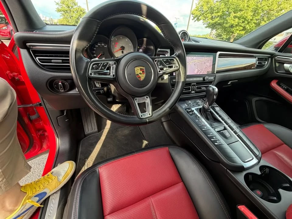 2021 Porsche Macan - Image 17 of 20