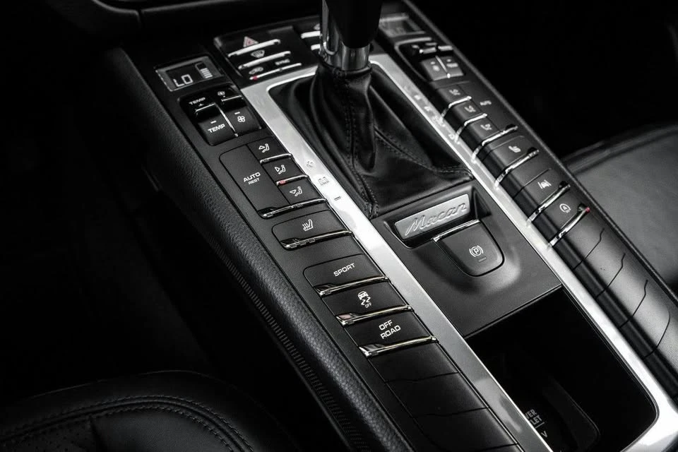 2021 Porsche Macan - Image 18 of 19