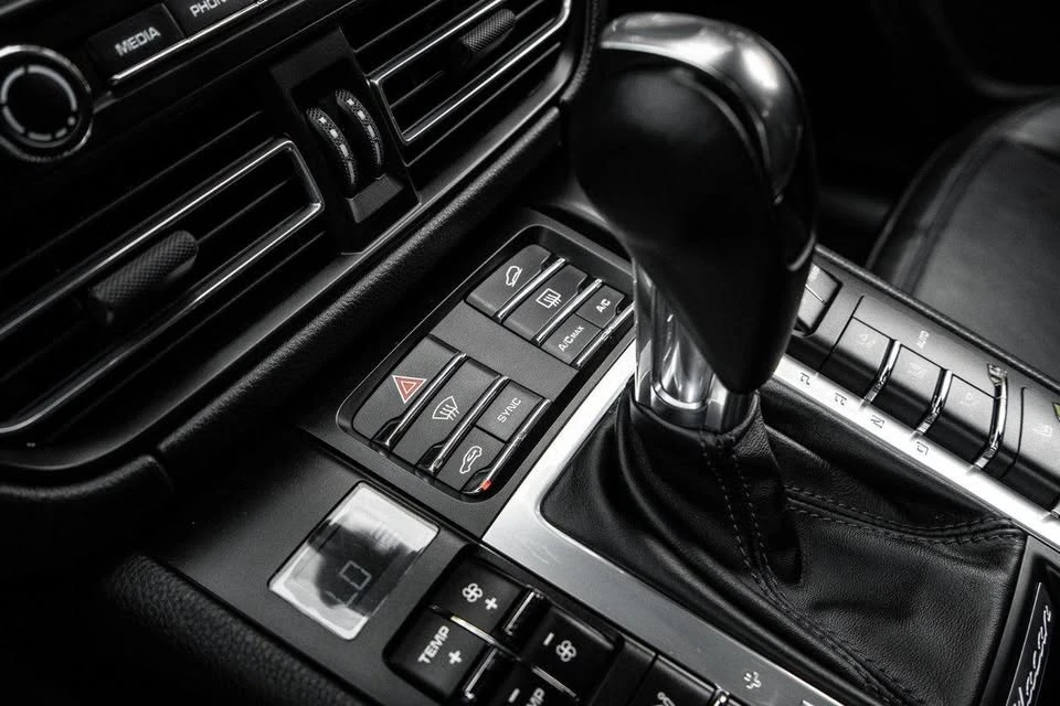 2021 Porsche Macan - Image 16 of 19