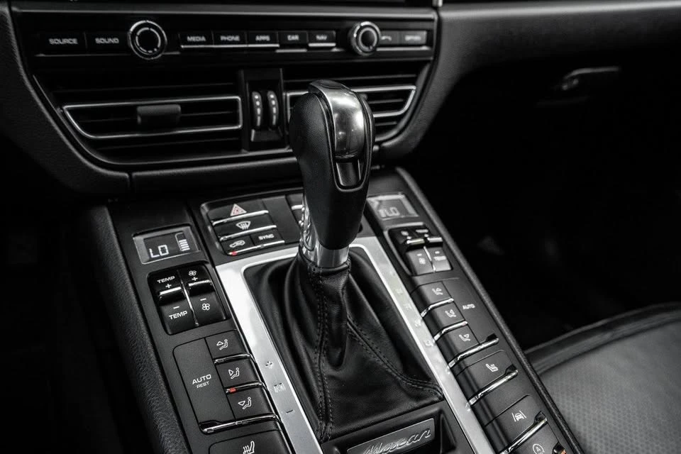 2021 Porsche Macan - Image 17 of 19