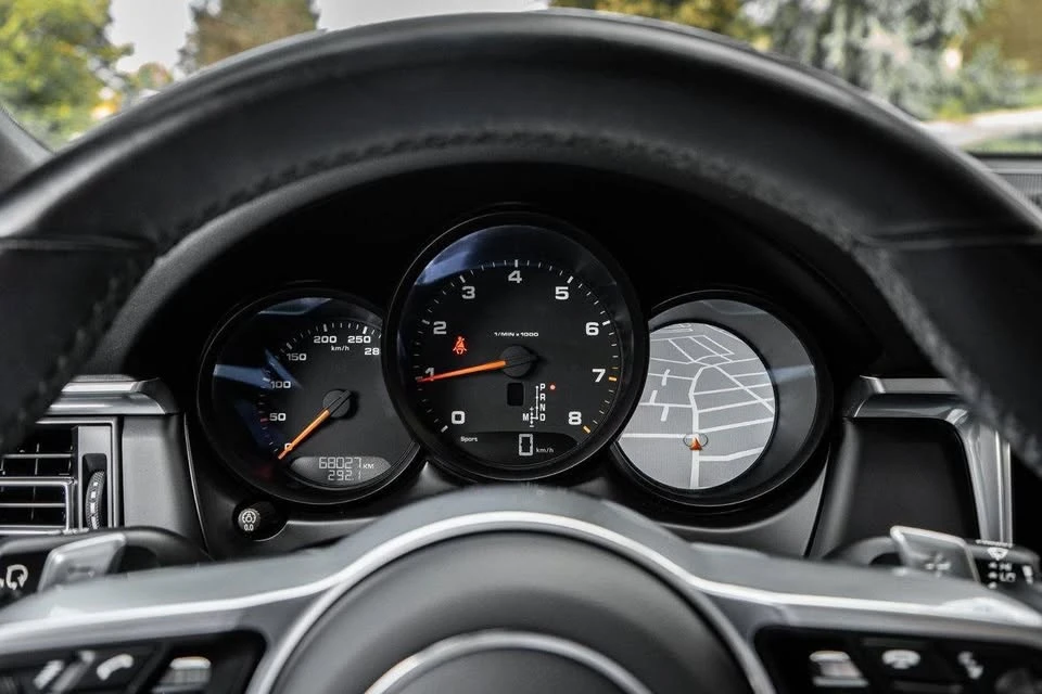 2021 Porsche Macan - Image 13 of 19