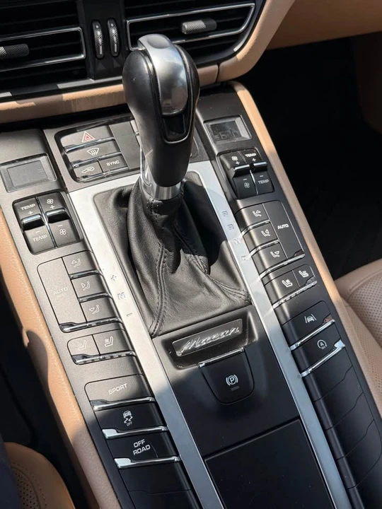 2021 Porsche Macan S - Image 15 of 18