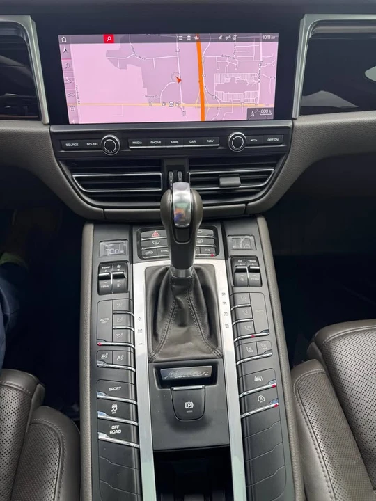 2021 Porsche Macan - Image 14 of 18
