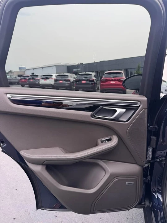 2021 Porsche Macan - Image 15 of 18