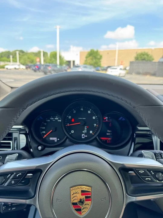 2021 Porsche Macan - Image 18 of 19