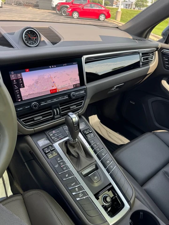 2021 Porsche Macan - Image 15 of 19