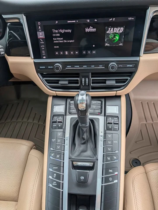 2021 Porsche Macan - Image 18 of 19