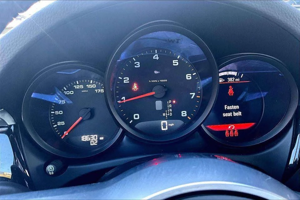 2021 Porsche Macan - Image 16 of 20