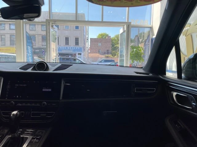 2021 Porsche Macan - Image 24 of 31