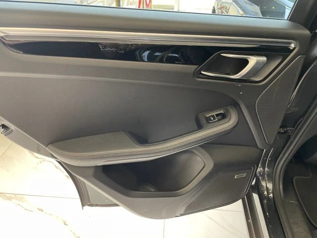 2021 Porsche Macan - Image 17 of 31