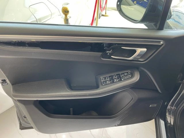 2021 Porsche Macan - Image 8 of 31