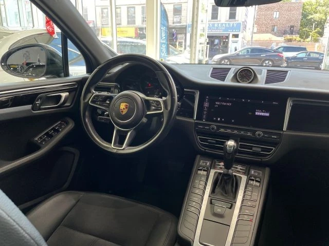 2021 Porsche Macan - Image 23 of 31