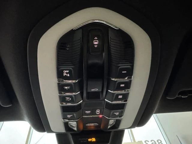 2021 Porsche Macan - Image 19 of 31