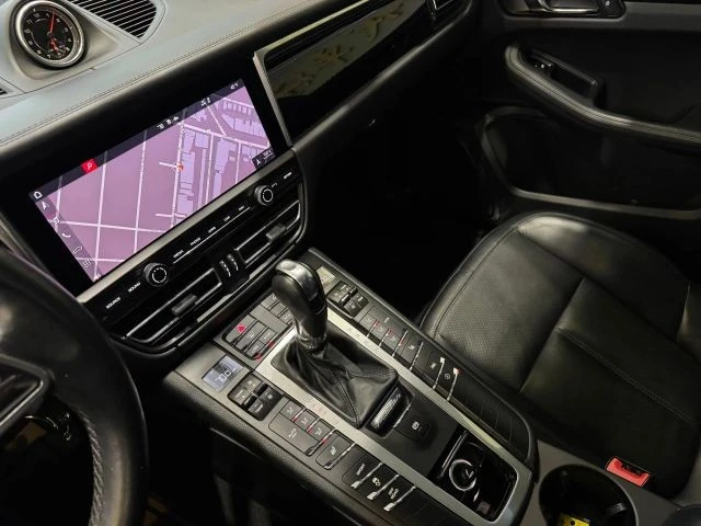 2021 Porsche Macan - Image 17 of 31
