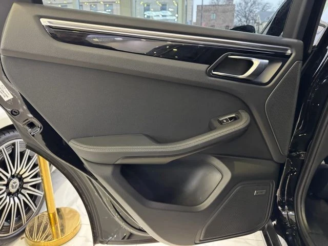 2021 Porsche Macan - Image 23 of 31
