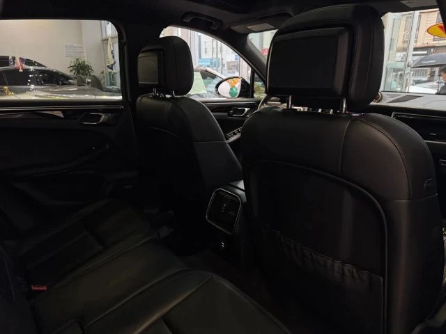 2021 Porsche Macan - Image 27 of 31