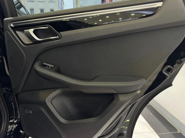 2021 Porsche Macan - Image 26 of 31