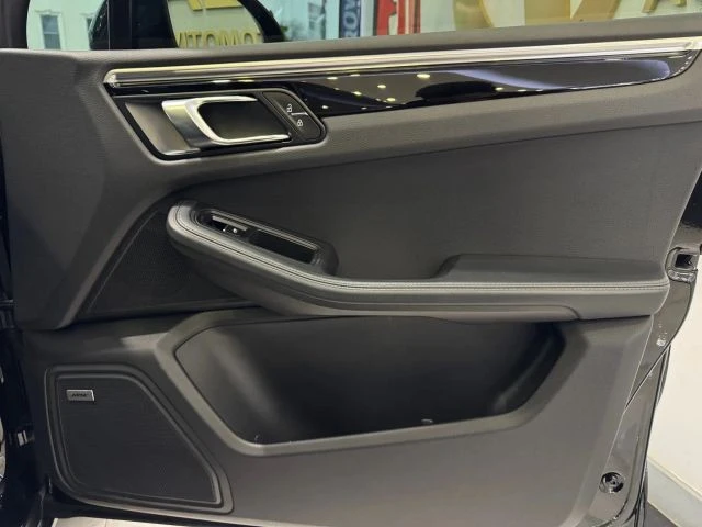 2021 Porsche Macan - Image 30 of 31