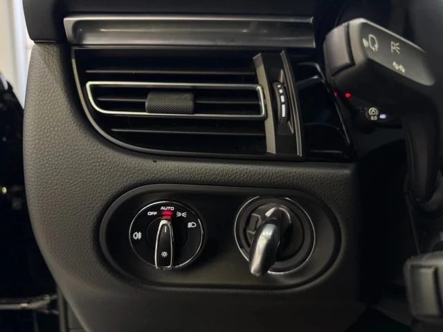 2021 Porsche Macan - Image 13 of 21