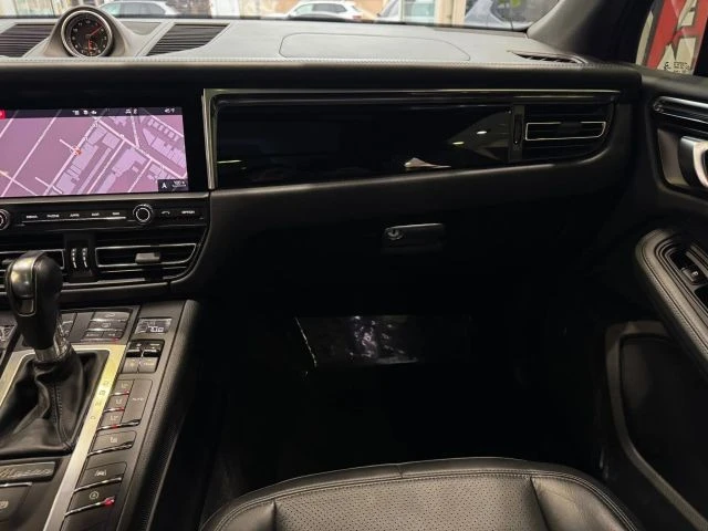 2021 Porsche Macan - Image 29 of 31
