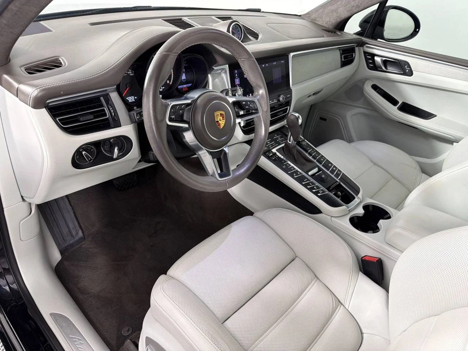2021 Porsche Macan Turbo - Image 4 of 5