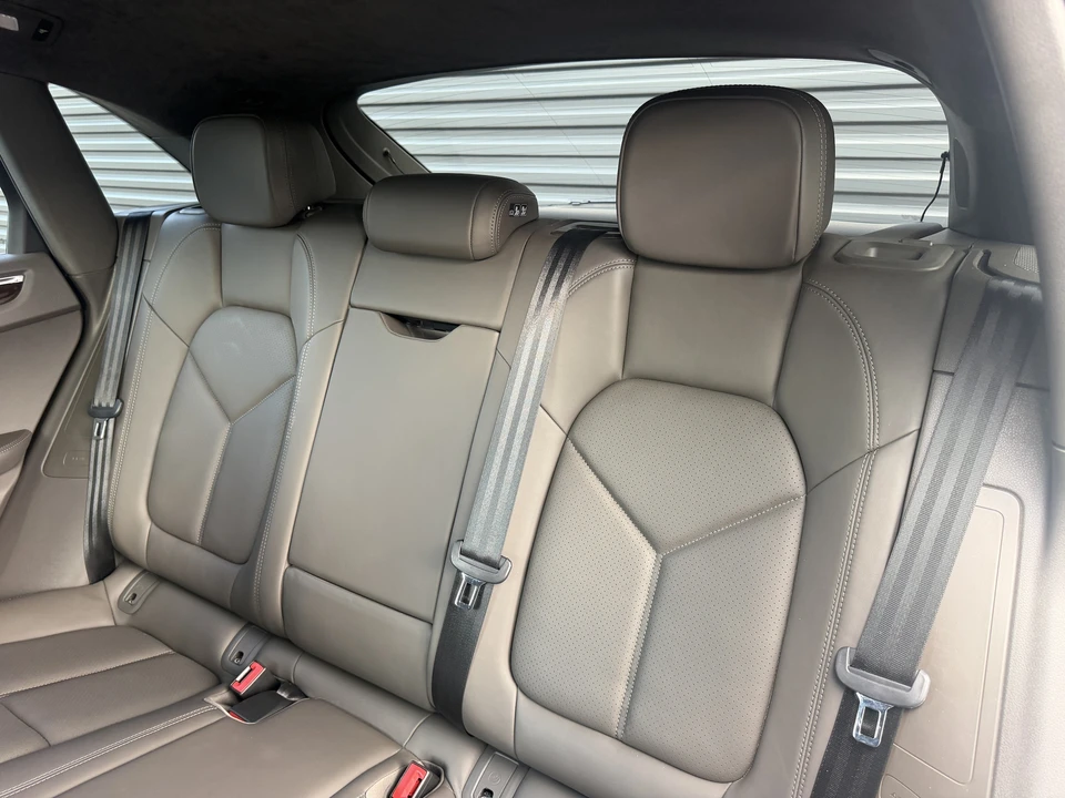 2021 Porsche Macan Turbo - Image 12 of 31