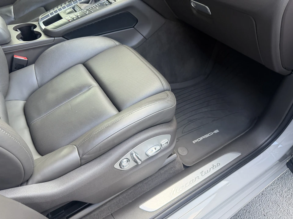 2021 Porsche Macan Turbo - Image 17 of 31