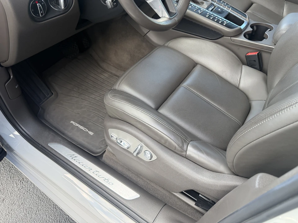 2021 Porsche Macan Turbo - Image 11 of 31